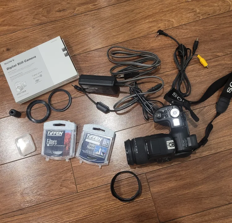 Sony Cyber-shot DSC-F828 Digital Camera with Accessories 🏈 image indicator(7)