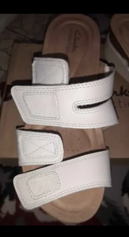 NEW in box Women's Clarks leather sandal , white , size 8W image indicator(2)