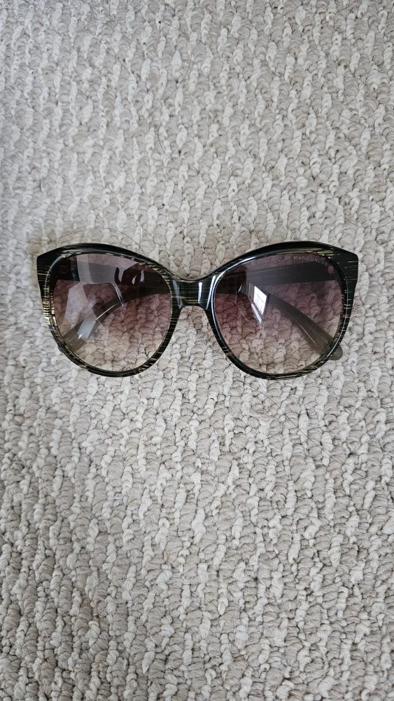 Marc by Marc Jacobs Sunglasses with Case image indicator(4)