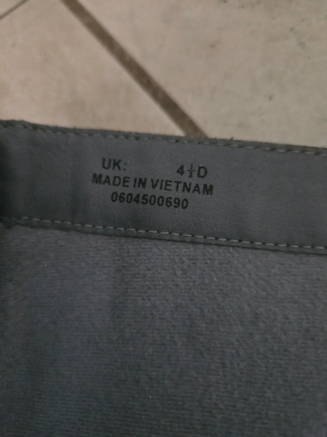 Black Medium-High Leather-like Boots Size ~6 image indicator(3)