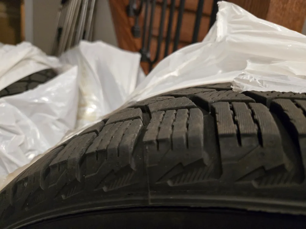 Ford 18" Winter Tires and Rims - 225/55R18 image indicator(3)