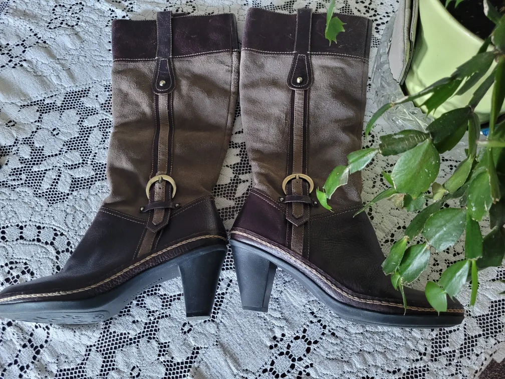 Naturlǰn̈upe Leather and Suede Knee-High Boots image indicator(3)