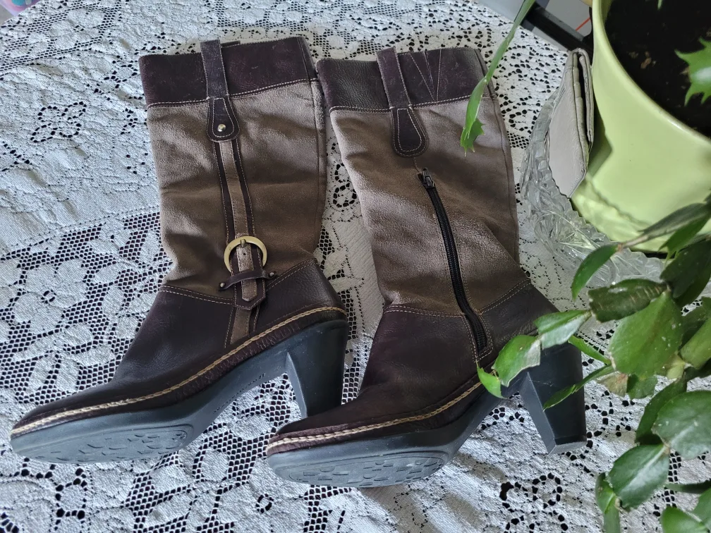 Naturlǰn̈upe Leather and Suede Knee-High Boots image indicator(4)