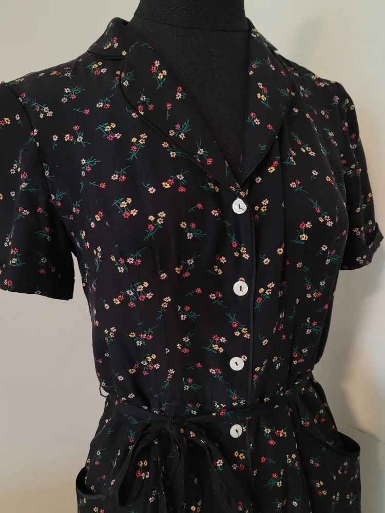 HVN Size 6 Black Floral Midi Dress image indicator(2)