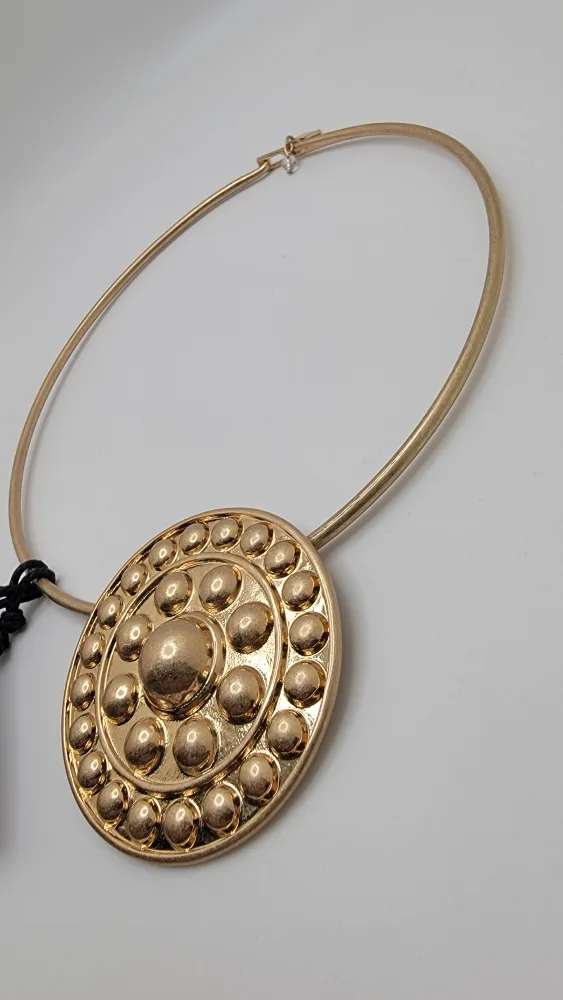 Soho Gold Shield Pendant Wire Collar Necklace – 17” 🏈 image indicator(3)