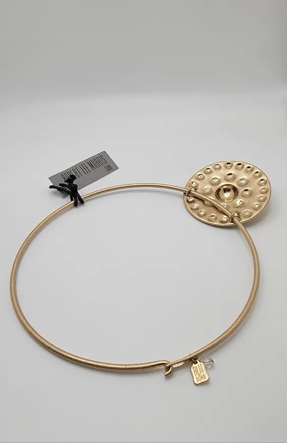 Soho Gold Shield Pendant Wire Collar Necklace – 17” �🏈 image indicator(8)