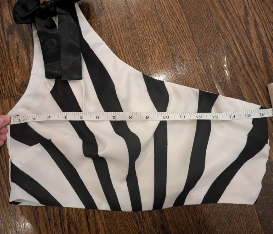 L'ATISTE by Amy Black and White Striped One Shoulder Crop Top image indicator(8)