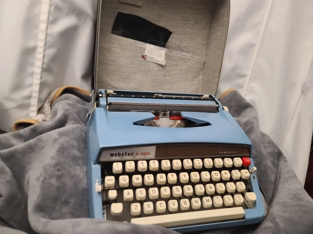 Vintage Webster XL-5000 Portable Typewriter with Case image indicator(3)