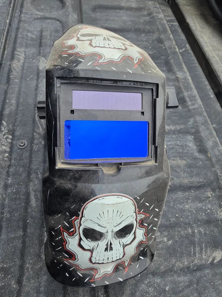 Lincoln Electric Welding Helmet with Skull Graphic image indicator(2)