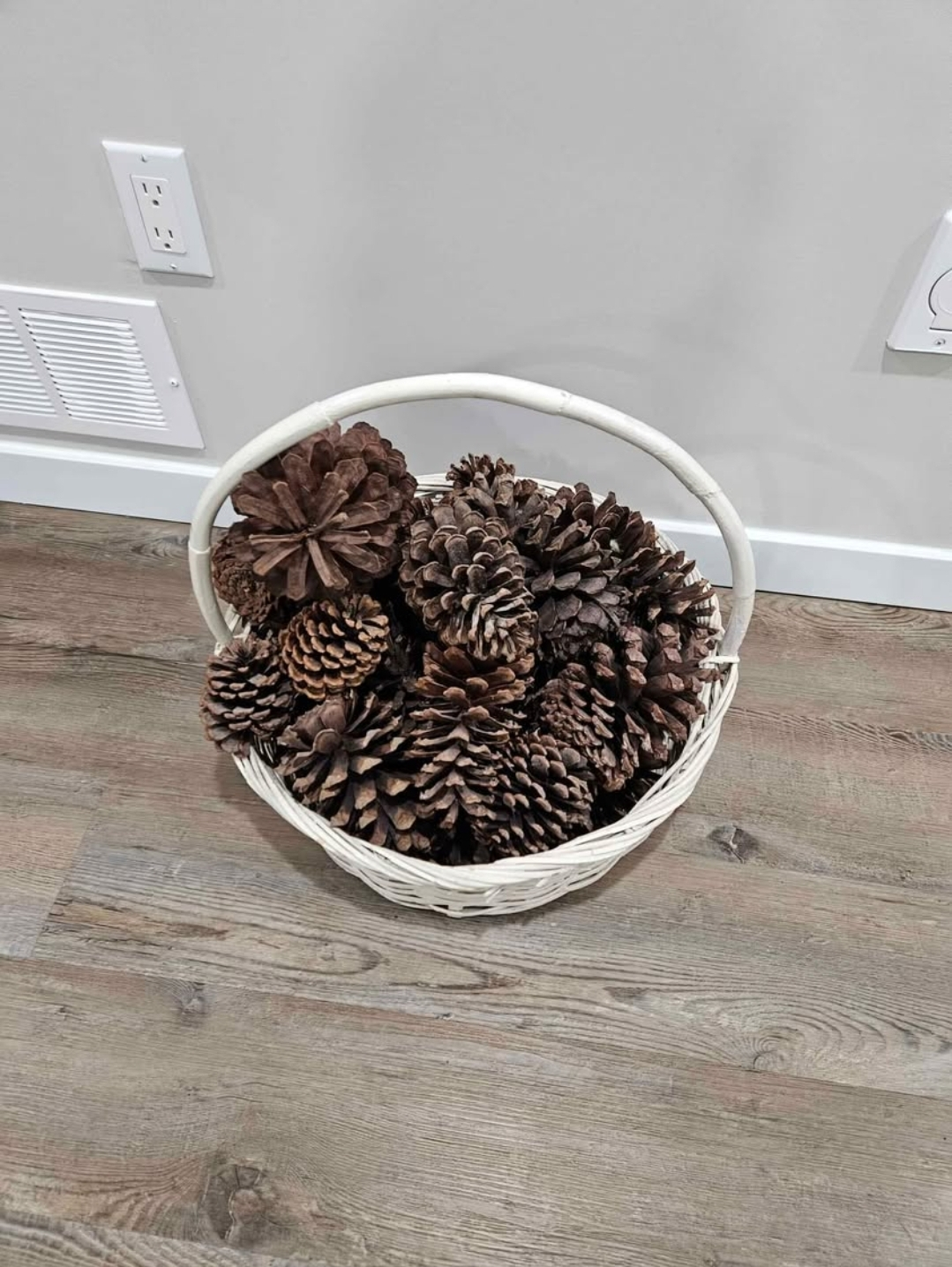 Decorative wicker balls and pine cone basket - photo 3