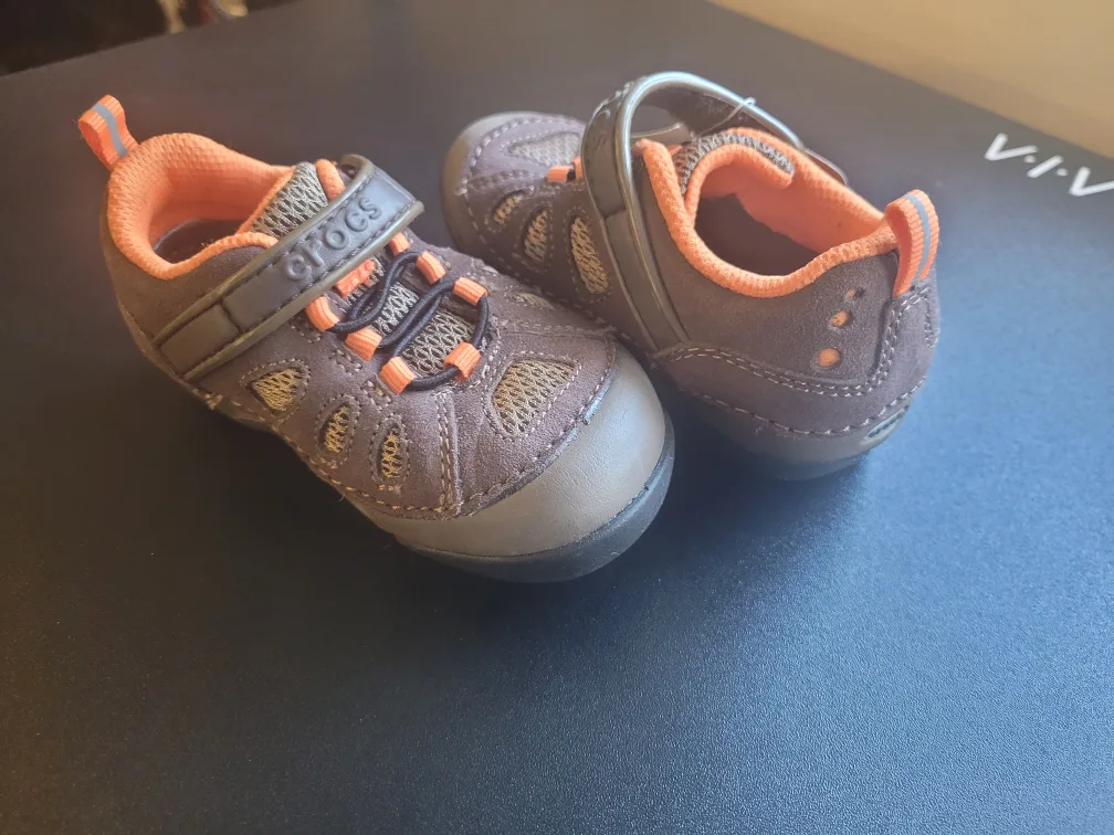 crock's toddler' Size 7 Brown and Orange Hiking Shoes image indicator(3)