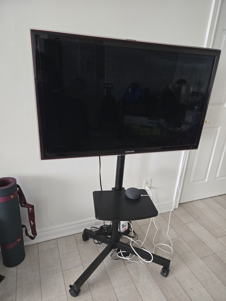 Samsung TV on rolling stand - photo 2
