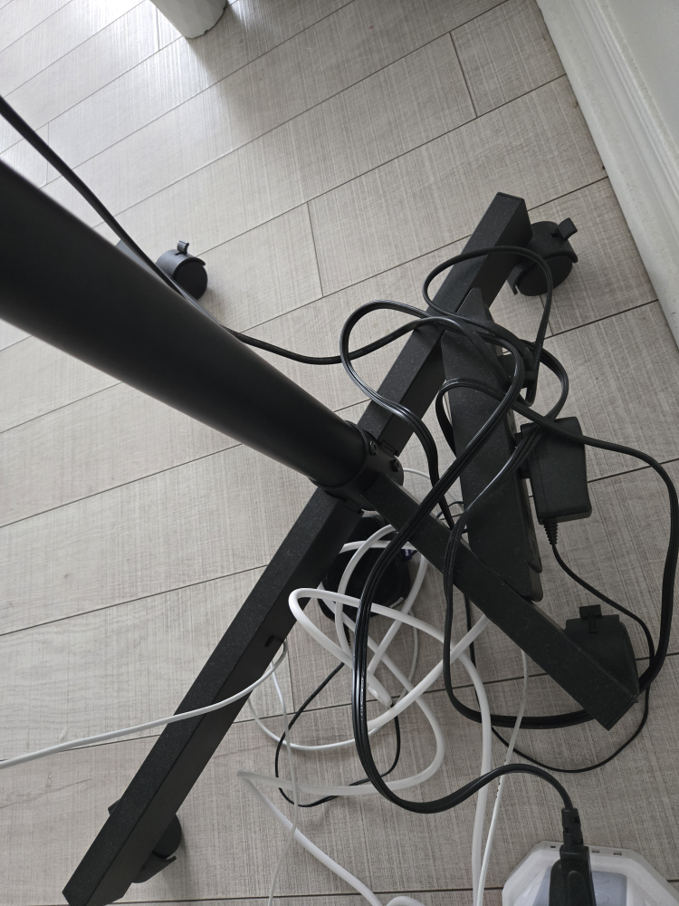 Samsung TV on rolling stand - photo 4