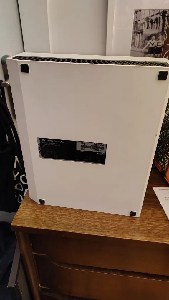 White Xbox One Console image indicator(2)