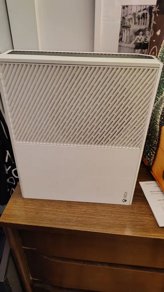 White Xbox One Console image indicator(3)