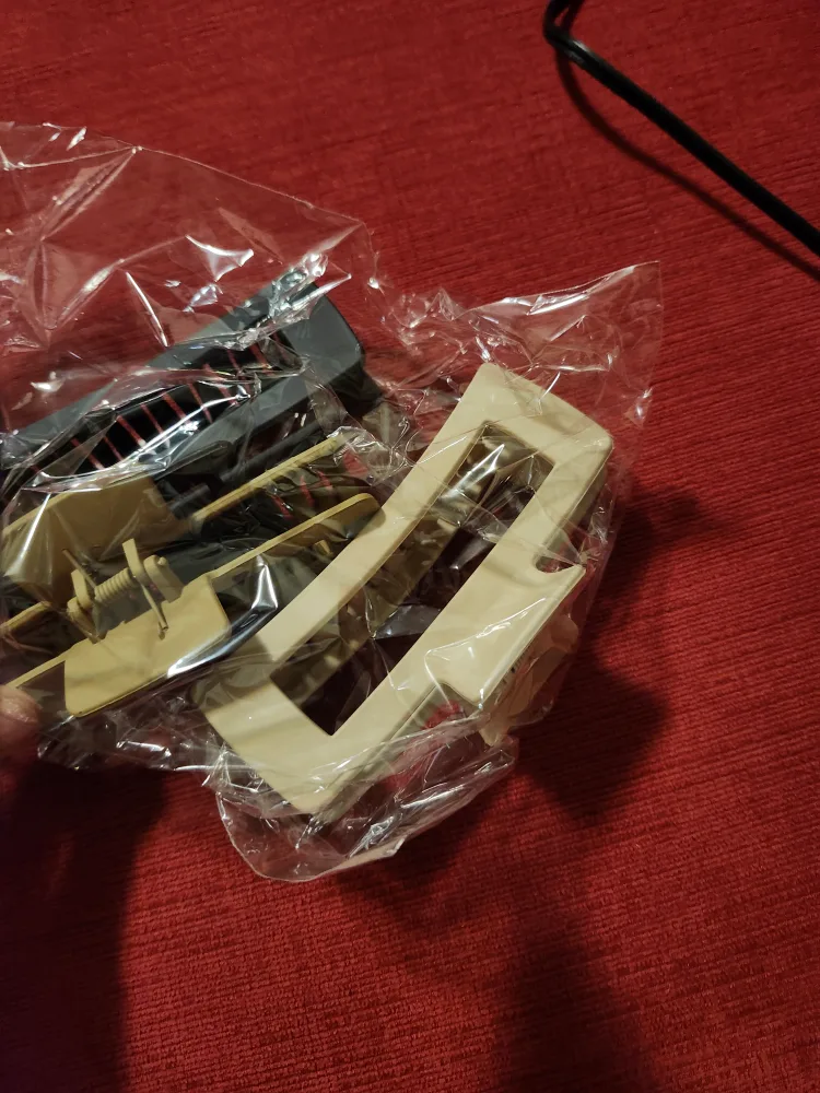 Three Claw Hair Clips - Black and Beige image indicator(3)