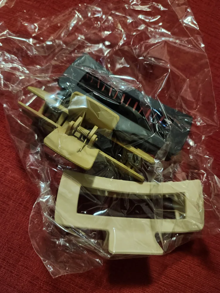 Three Claw Hair Clips - Black and Beige image indicator(5)