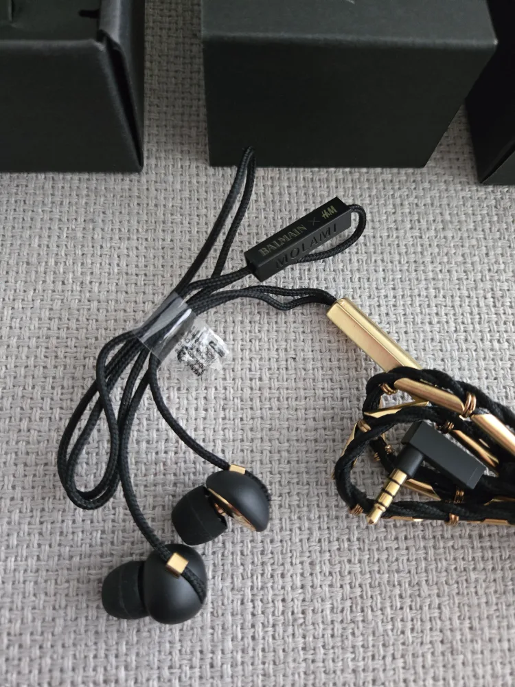 Balmain x H&M headphones image indicator(4)