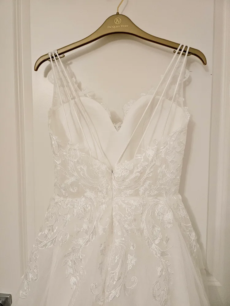 Brand New Ivory Wedding Dress image indicator(4)