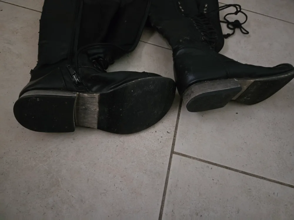 #FREECYCLE Women's Black Knee-High Vegan Leather Boots - Size 6 image indicator(4)