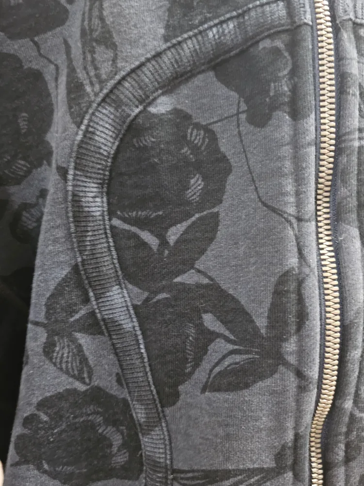 🏈Lululemon Scuba Hoodie - Floral Print - Size 6 image indicator(2)
