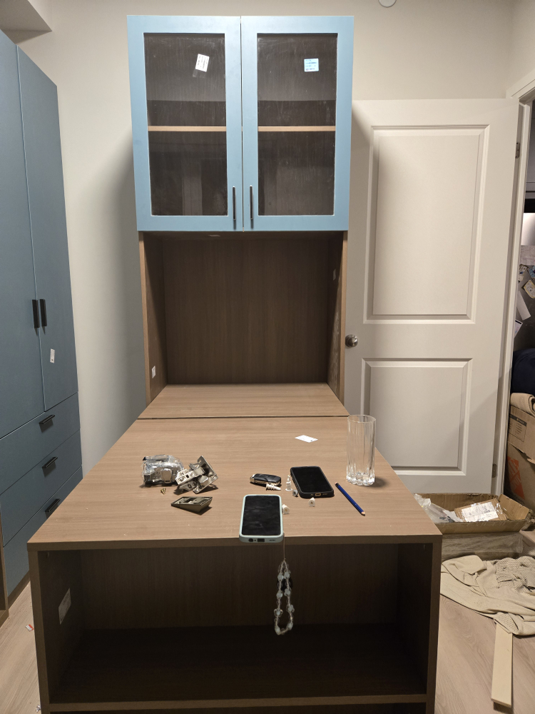 Assembled pull out desk with hutch. - photo 2