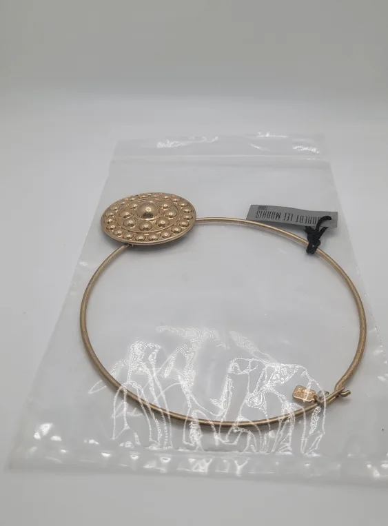 Soho Gold Shield Pendant Wire Collar Necklace – 17” 🏈 image indicator(9)