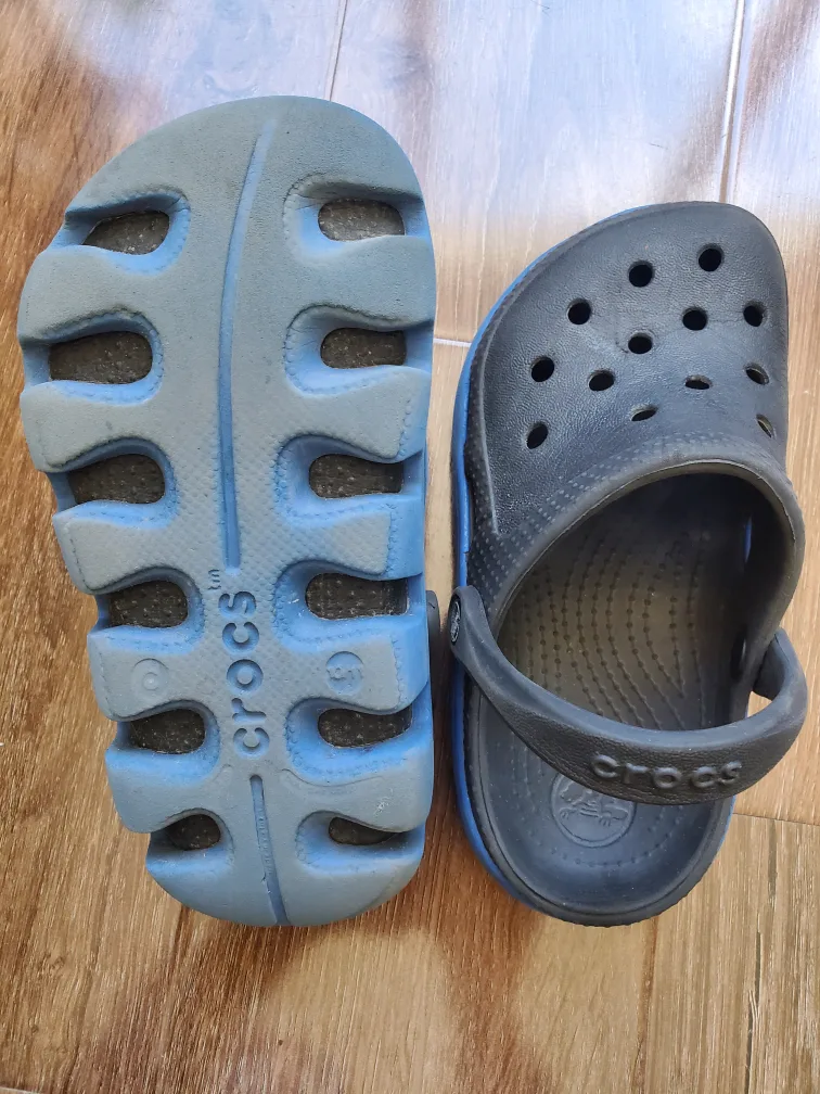 Crocs Kids Clogs Size 10/11 image indicator(2)
