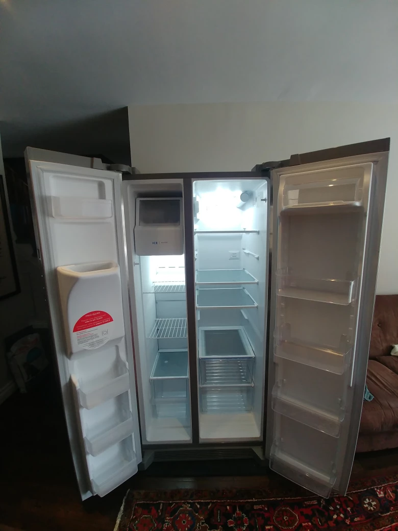 Good as New 33" Frigidaire Fridge. Under 5 yr. warranty - photo 2