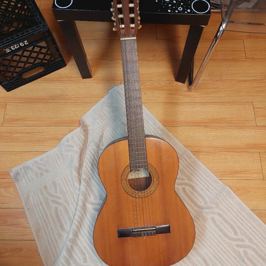 Vintage Aria Classical Guitar image indicator(7)