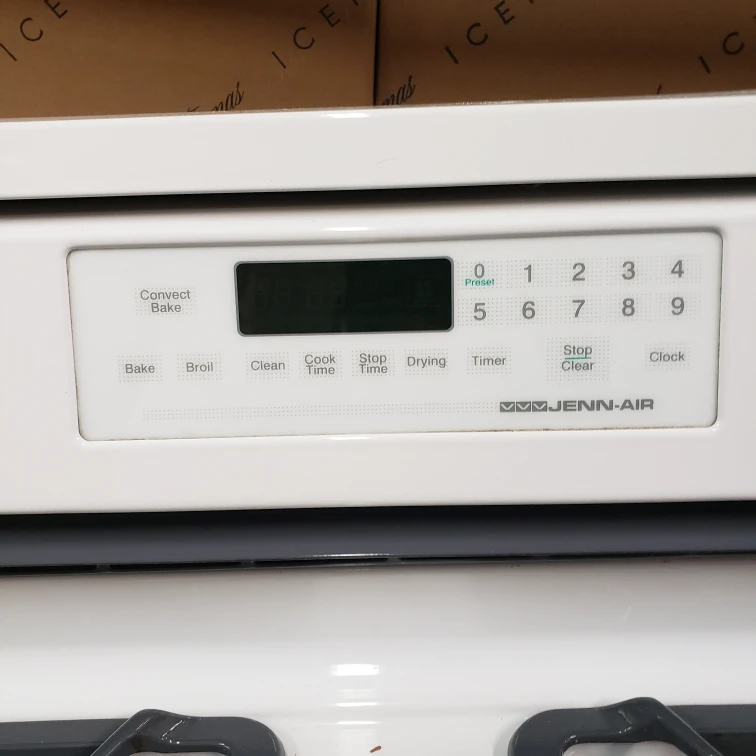 Jenn-Air White Gas Range - photo 3