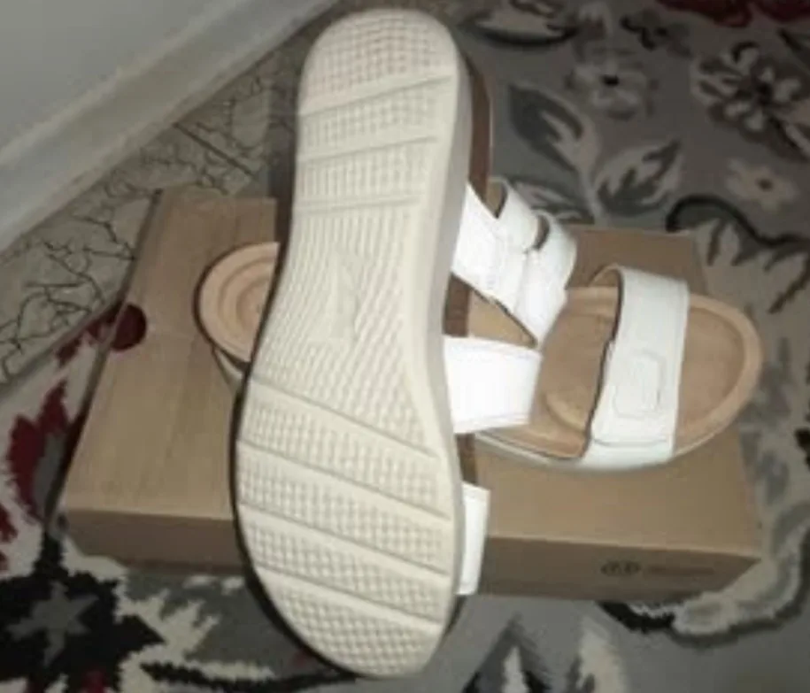 NEW in box Women's Clarks leather sandal , white , size 8W image indicator(3)