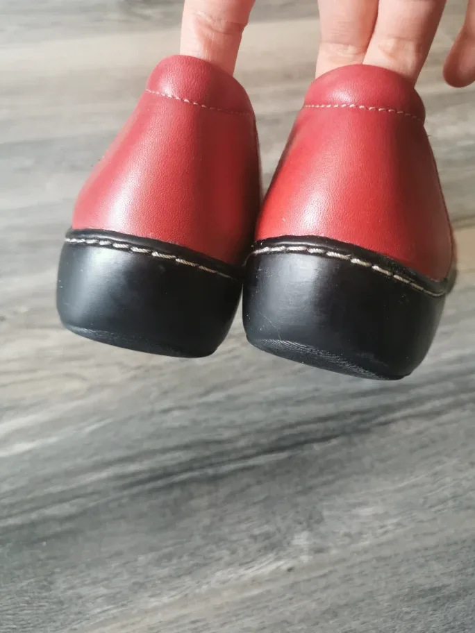 Clarks Collection Women's Red Leather Flats Size 8 image indicator(3)
