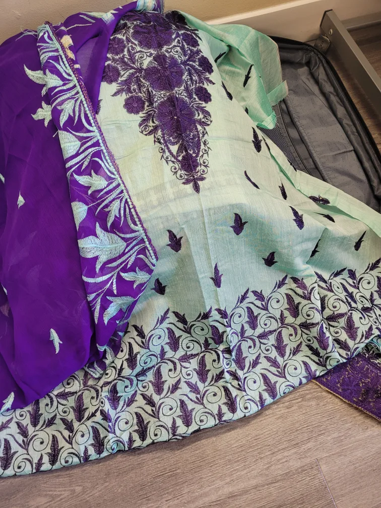 Beautiful embroidered three-piece suit image indicator(2)