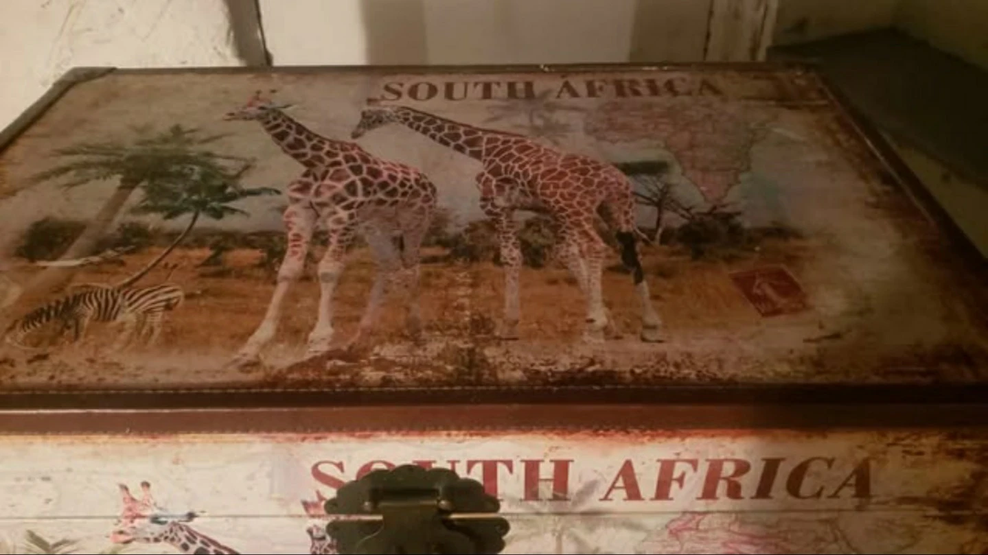 Vintage-Style Giraffe Decorated Storage Trunk - photo 2
