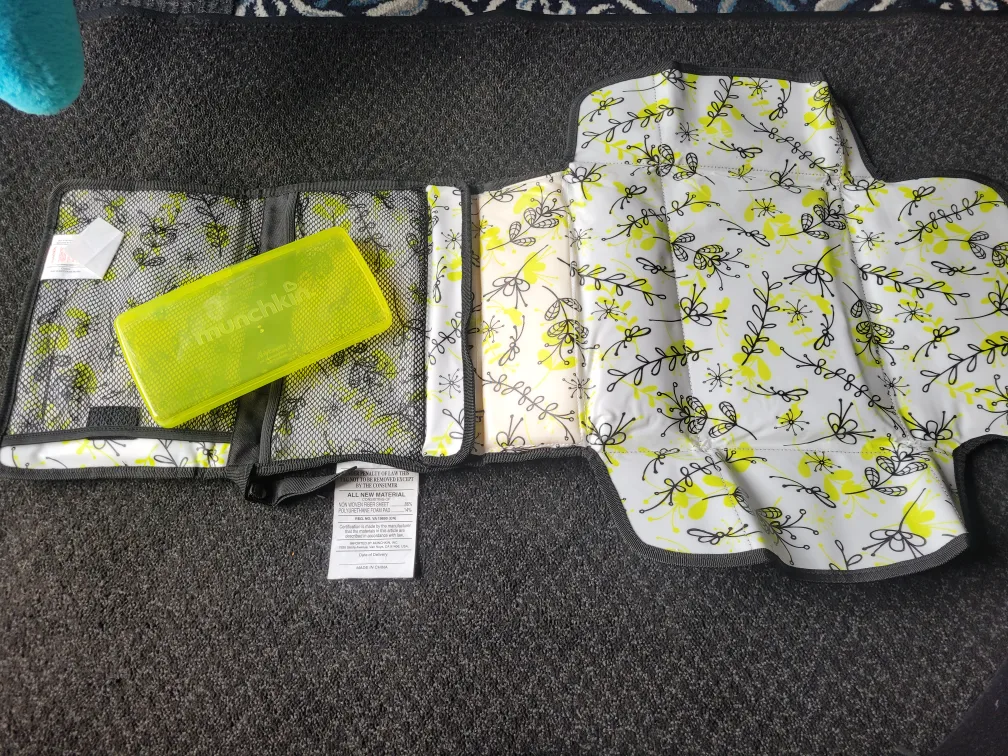 Munchkin Diaper Changing Mat on the go image indicator(2)