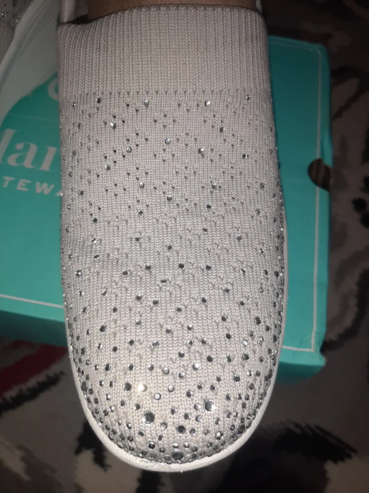 NEW in Box Women's Skechers shoes, silver/Sparkle, size 10 image indicator(2)