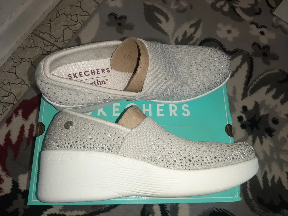 NEW in Box Women's Skechers shoes, silver/Sparkle, size 10 image indicator(3)