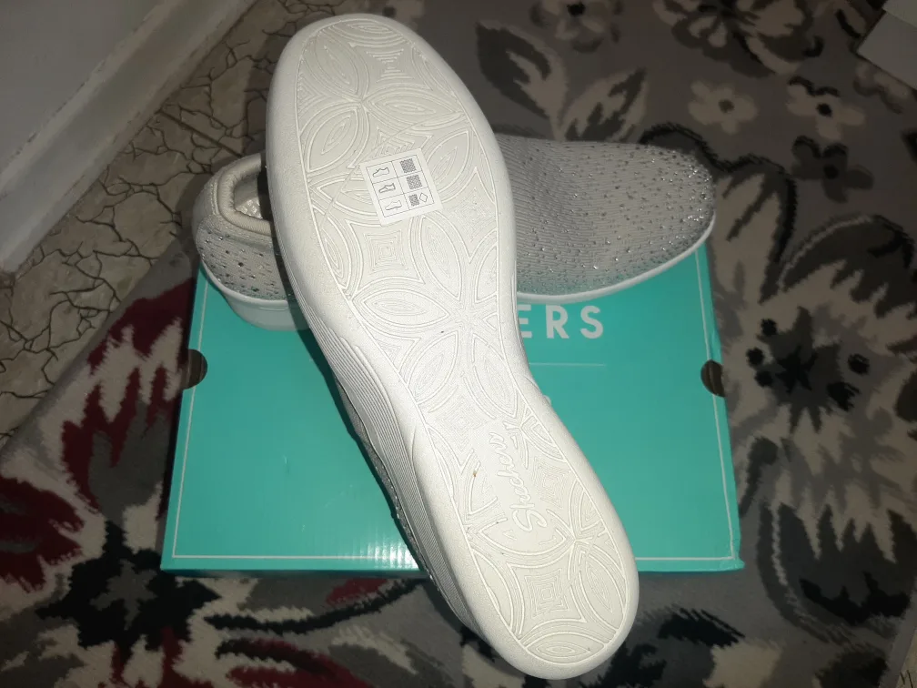 NEW in Box Women's Skechers shoes, silver/Sparkle, size 10 image indicator(4)