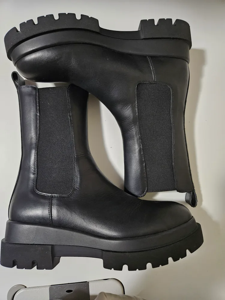 la canadienne braydon leather boots image indicator(2)
