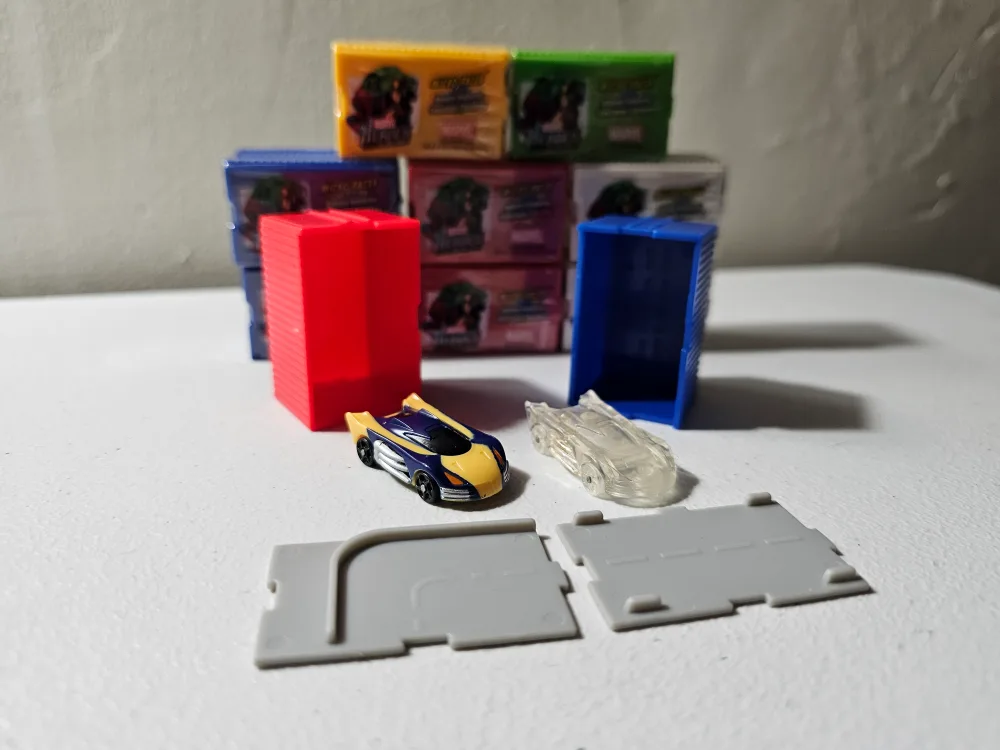 Marvel Heroes Micro Racers with containers and track pieces image indicator(2)