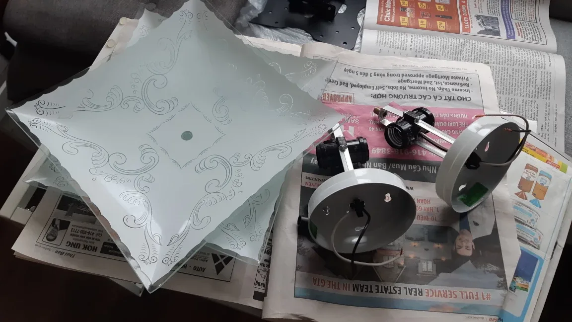 Ceiling Light fixtures 2 available in good condition image indicator(2)