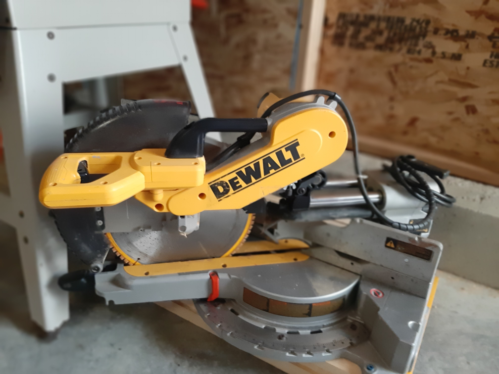 DeWalt DW 718 Miter Saw with Stand