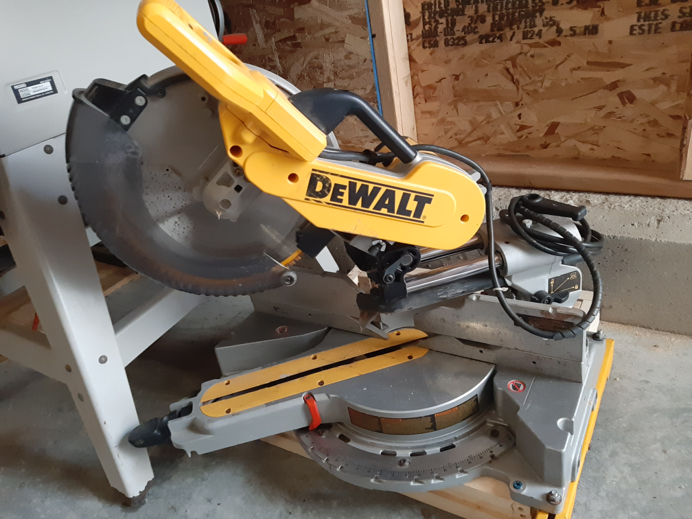 DeWalt DW 718 Miter Saw with Stand - photo 2