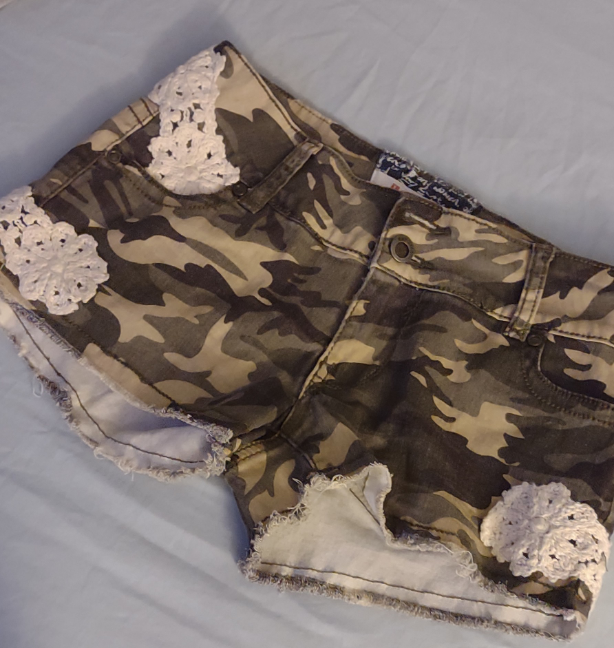 CIG Shorts Camo Print Distressed Denim Shorts with Lace - photo 3
