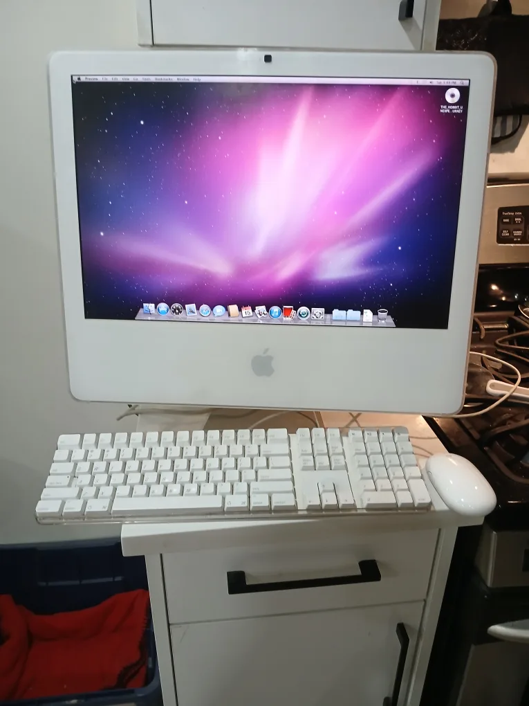 Vintage Apple iMac Desktop Computer with Keyboard and Mouse thumbnail
