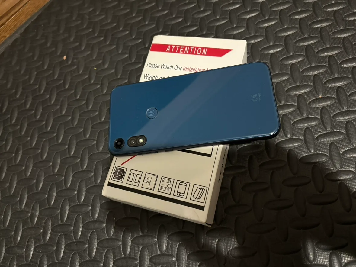 Motorola Moto E (2020) Unlocked Smartphone - Blue - 2/32GB image indicator(4)