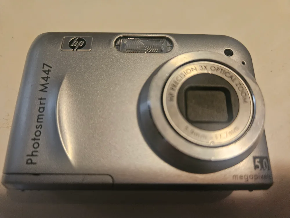 HP Photosmart M447 5.0 Megapixel Digital Camera thumbnail