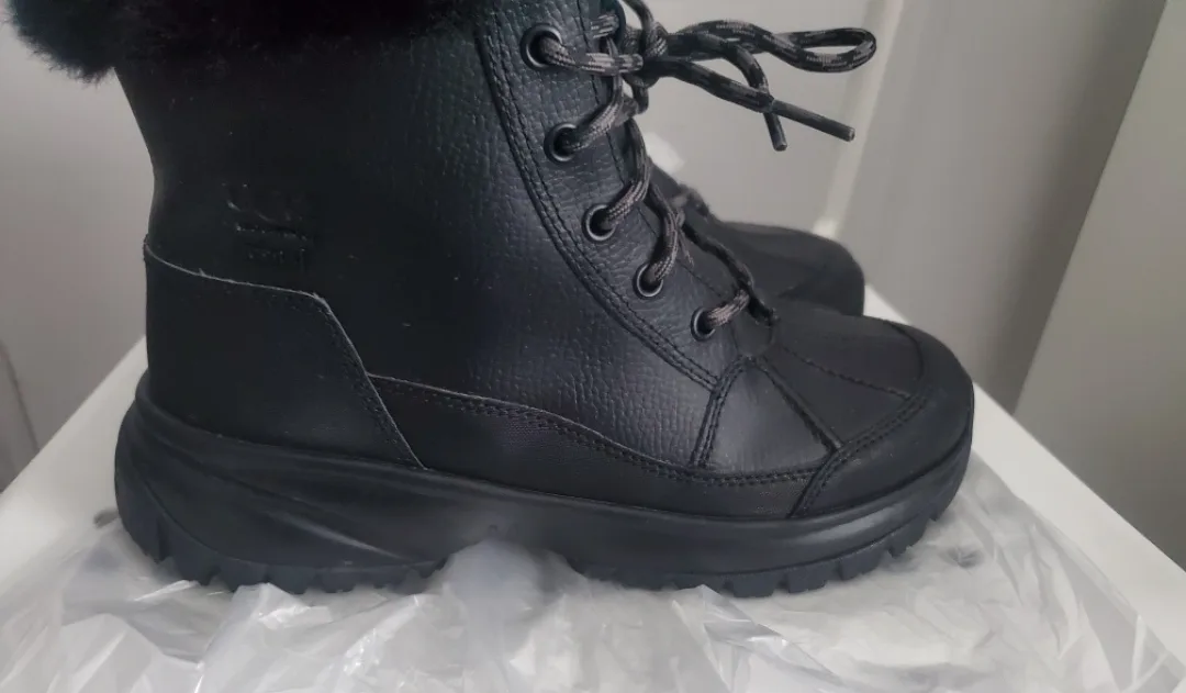 Ugg winter boots US 7 image indicator(2)