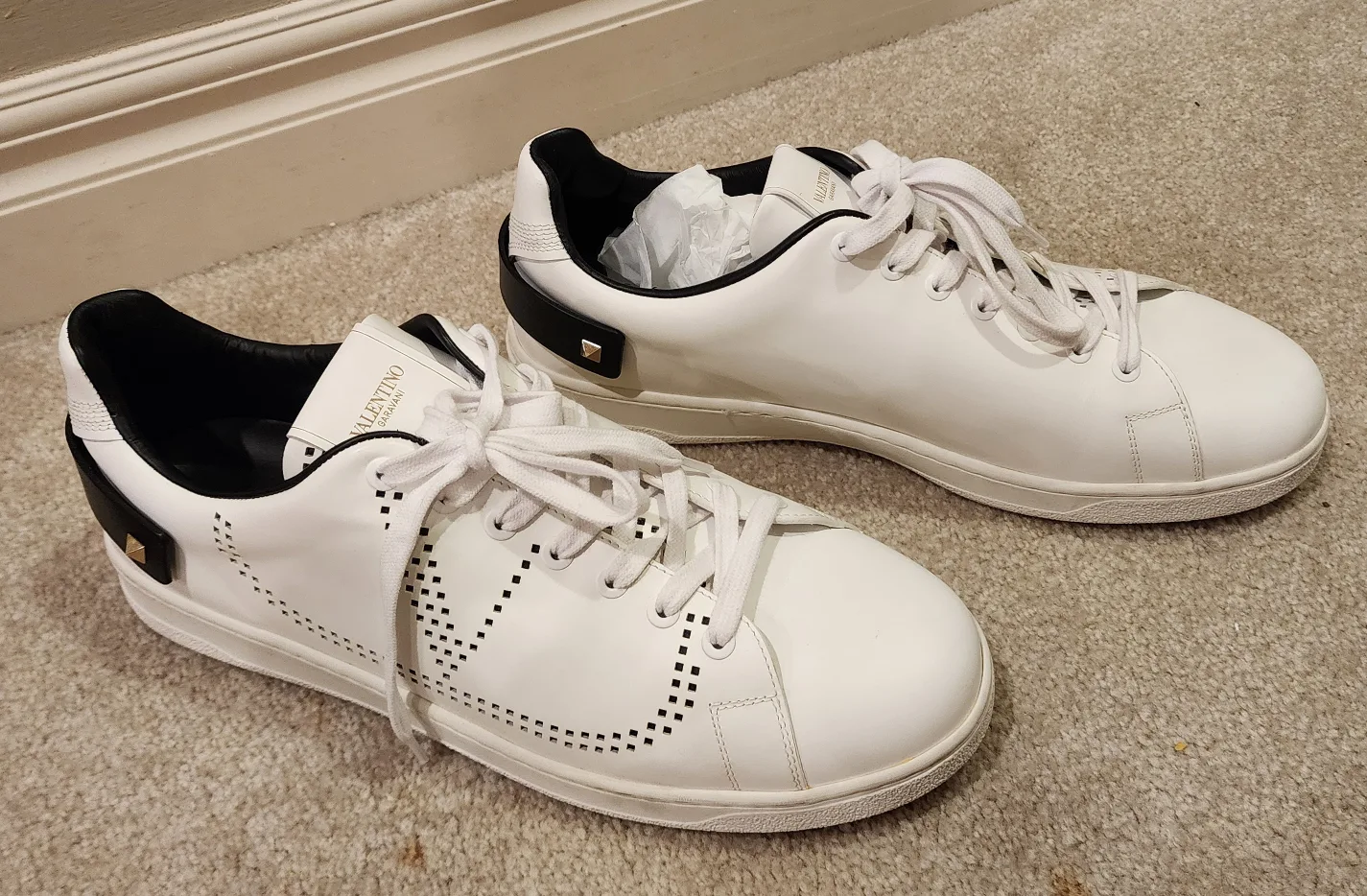 Valentino Garavani Backnet Leather Sneakers thumbnail